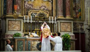 Latin Mass Attracts New Adherents as Traditional Catholic Movement Grows